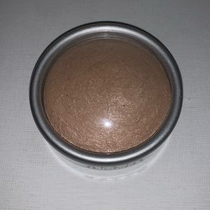 Stila Illuminating Finishing Powder in Gold